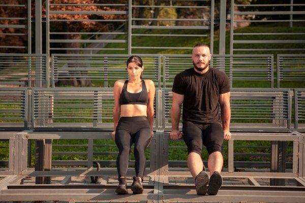 Woman starting morning workout routine showing how to lose body fat fast USA naturally