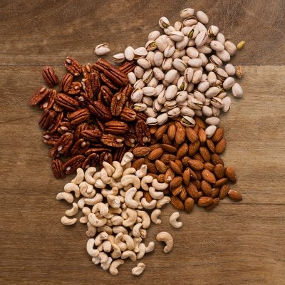 Anti-inflammatory foods for fat loss – nuts and seeds plate