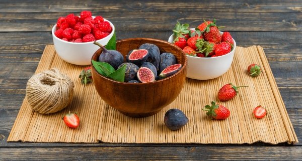 Anti-inflammatory foods for fat loss – bowl of mixed berries