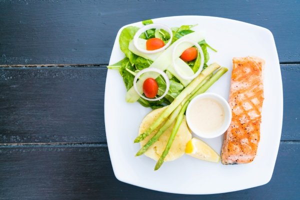 Anti-inflammatory foods for fat loss – omega-3 rich fish plate
