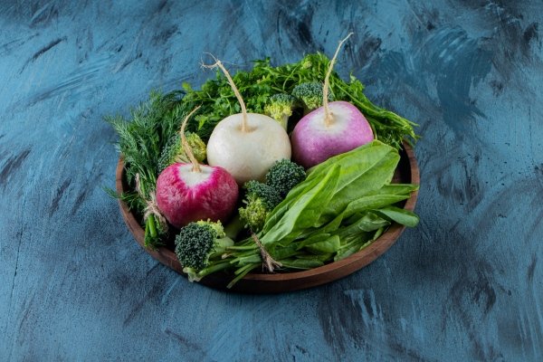 Anti-inflammatory foods for fat loss – fresh green leafy veggies plate