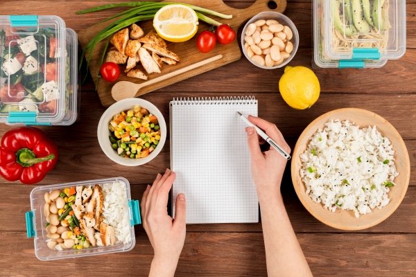 Simple Lifestyle Changes to Lose Fat UK through mindful eating and meal planning