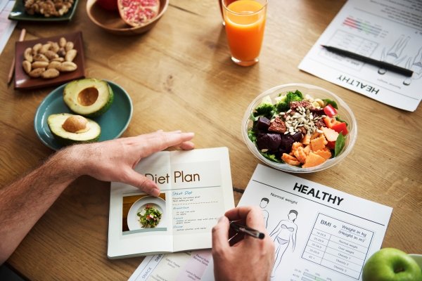 Online Weight Loss Coach USA designing customized diet chart for client