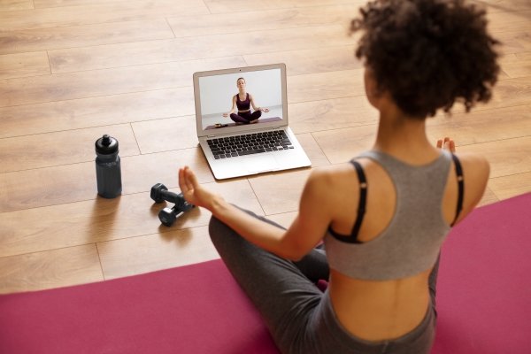 Online weight loss coach USA guiding client via video call