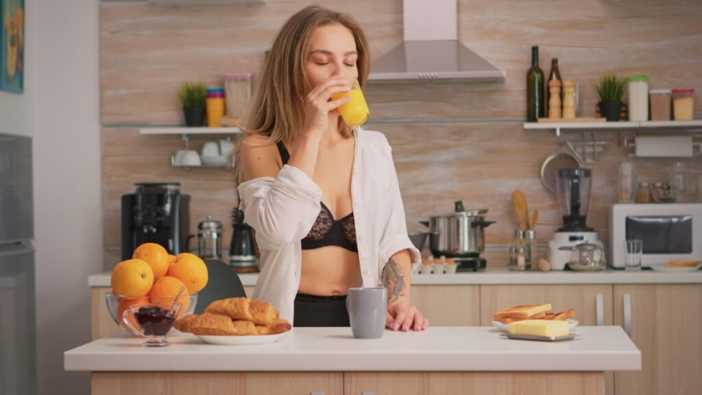 "Daily routine with detox drinks UK for energy and cleansing"
