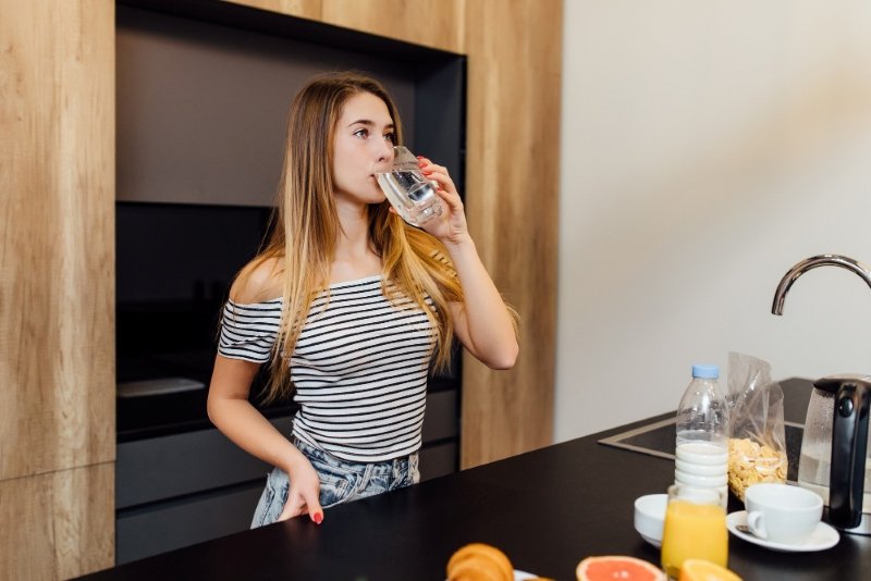Proper hydration supporting nutrition mistakes adults UK for energy, fullness, and healthy digestion