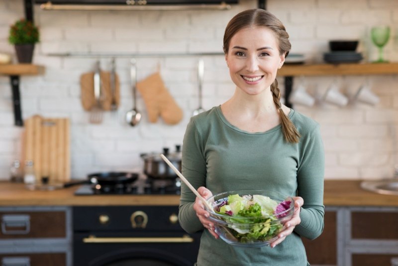 Women wellness tips in UK focused on nutrition and healthy eating
