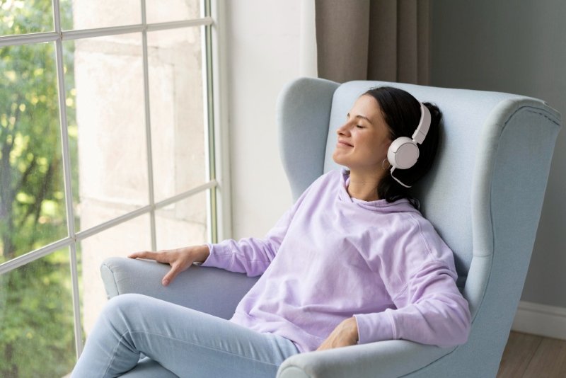 Beginner practicing Mindfulness Meditation Guide in USA with guided meditation audio