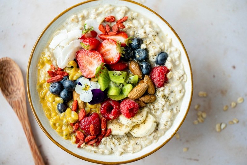 fiber rich breakfast ideas for busy Americans with oats berries and seeds