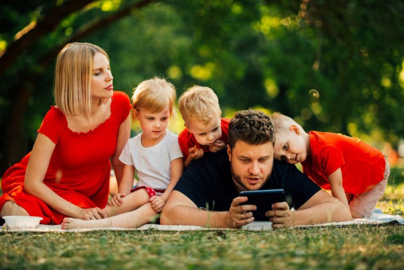 Healthy lifestyle tips for UK families: UK family reducing screen time and enjoying offline activities