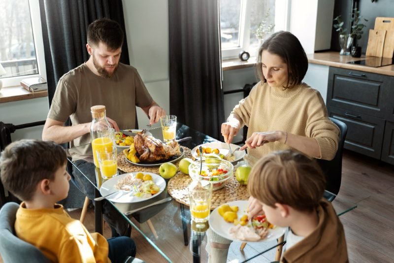 Healthy lifestyle tips for UK families: UK family following sleep routines at home