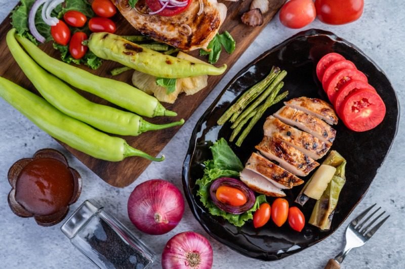 Approved foods in Whole30 Diet Plan in USA including vegetables, lean protein and healthy fats