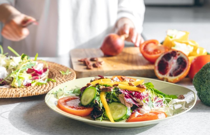 simple healthy living tips with balanced meals and hydration