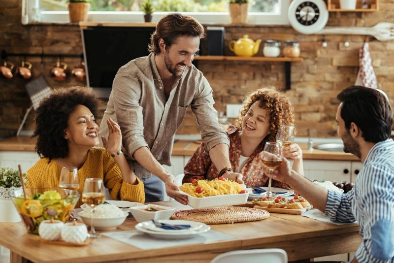 family enjoying balanced meals while practicing Healthy Lifestyle Tips for USA Families