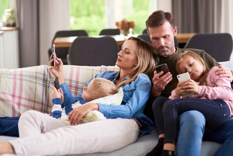 family reducing screen time while following Healthy Lifestyle Tips for USA Families