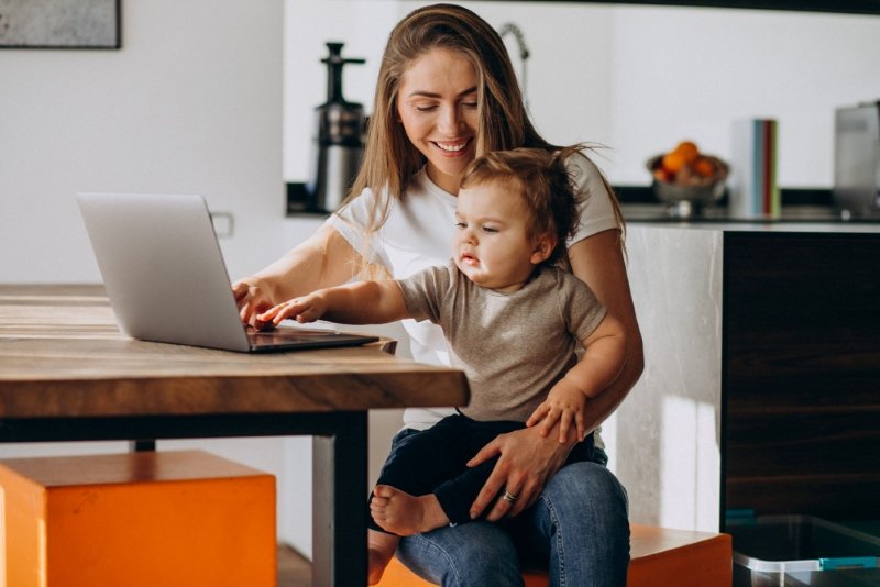 USA mother applying work life balance tips for USA moms at home